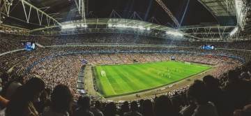朗斯vs巴黎：法甲巅峰战巴黎不败即夺冠（配图示意）